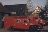 Feuerwehrmann bei der Reinigung der Fahrzeuge