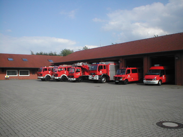 Feuerwehrhaus mit sechs Fahrzeugen