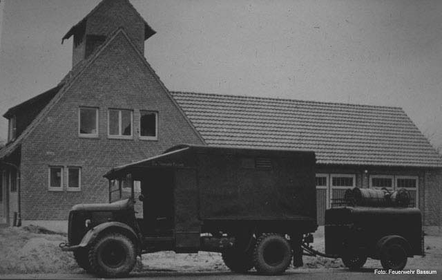 Fahrzeug mit Anhänger (schwarz-weiß)