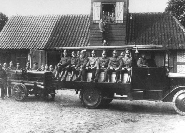 Gruppenbild mit Mannschaftswagen (schwarz-weiß)