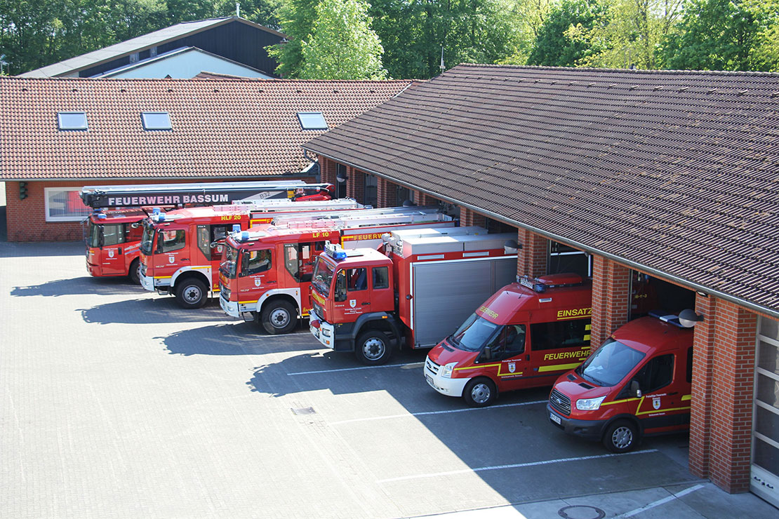 Feuerwehrhaus mit Fahrzeugen