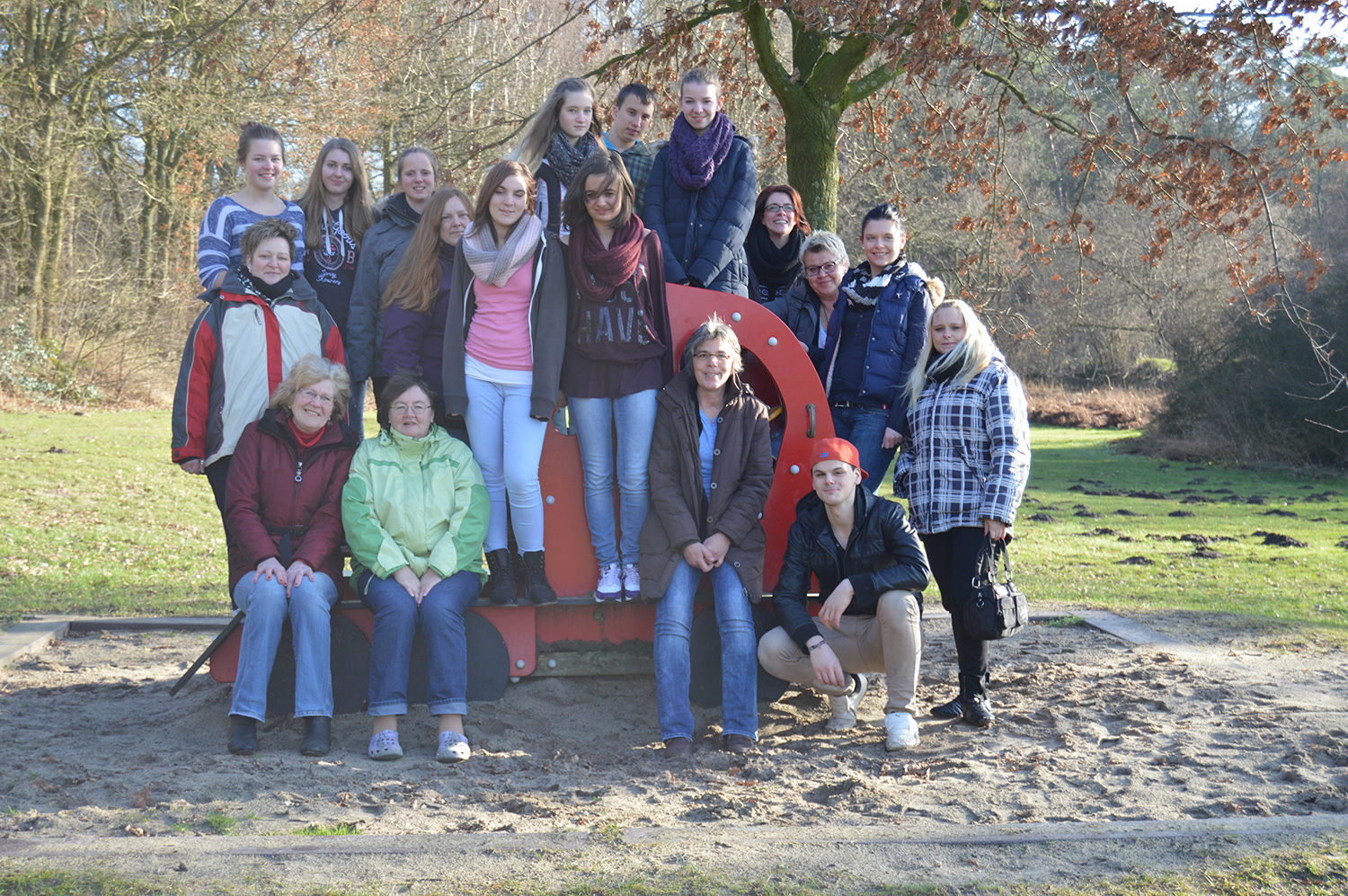 Gruppenbild des Jugendspielmannzug mit 18 Personen auf einem Spielplatz